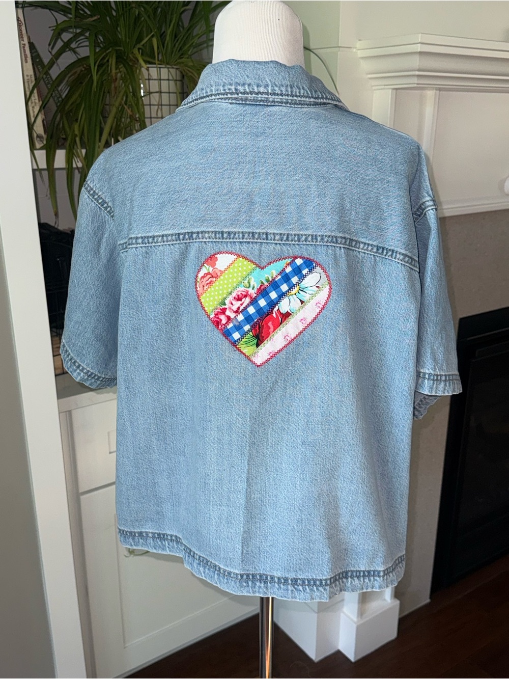 Size XL Women’s Oversized Universal Thread Denim Shirt with Patchwork Heart - Picture 1 of 8